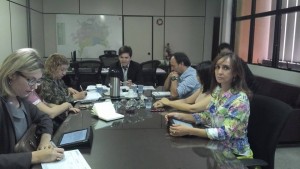 Representantes sindicais negociam demandas da greve com secretário de Saúde de Goiânia.