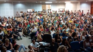 Com o auditório Jaime Câmara lotado, trabalhadores optaram por dar continuidade ao movimento, até que a Prefeitura de Goiânia atenda a pauta de negociação de forma razoável. (Foto: Sindsaúde/GO)