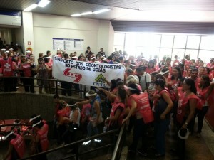 Servidores invadiram a Câmara Municipal na manhã desta sexta, dia 17.