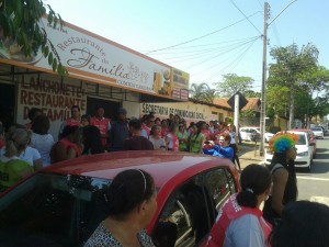 Servidores se concentram na porta da prefeitura de Aparecida de Goiânia pelo cumprimento do plano de Carreira.