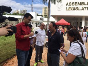 Ricardo Manzi, da CUT-GO, do Sindfisc e do Sindsaúde/GO concede entrevista à televisão.