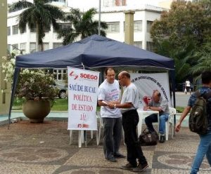 José Carrijo Brom, diretor do Soego e da FIO, esclarece passante sobre a importância de que o estado assegure a todos os brasileiros o acesso à Saúde Bucal.